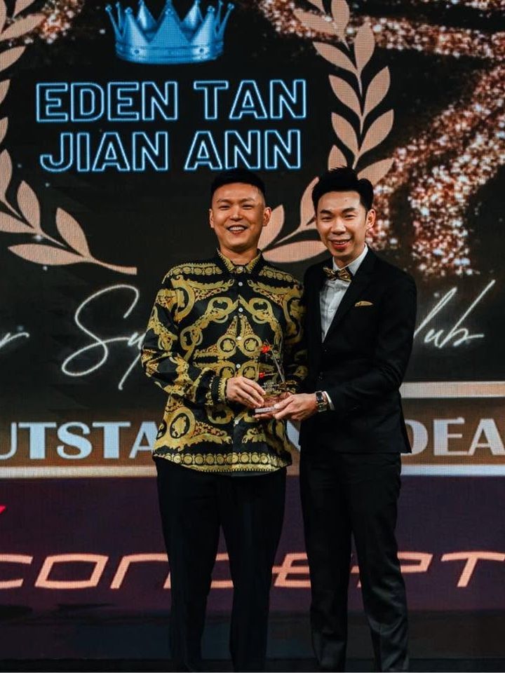 Eden Tan Jian Ann receiving a D'Concept Outstanding Dealer award